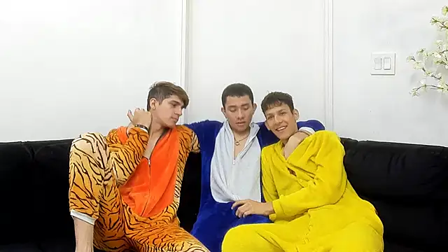 StrawwBoys online show from October 2, 2025, 10:22 am