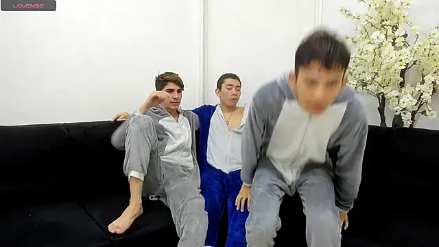 StrawwBoys online show from October 3, 2025, 10:34 am