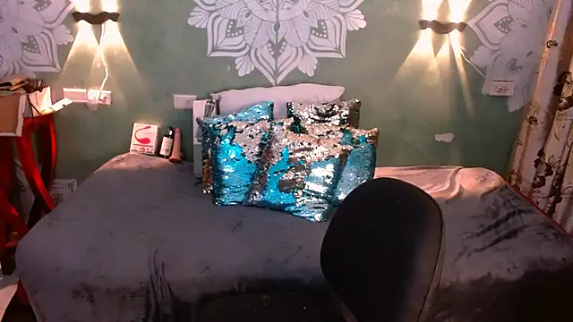 Snapshot of Emili_Roux chatting on February 7, 2025, 6:34 pm Emili Roux online show from February 7, 2025, 6:34 pm