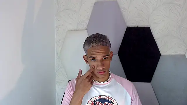 AbrahanBratz online show from January 10, 2025, 11:43 am