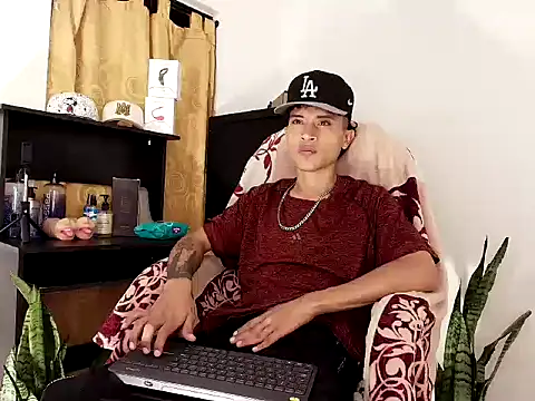 Snapshot of Edward_Milleer chatting on October 26, 2025, 3:34 am Edward Milleer online show from October 26, 2025, 3:34 am