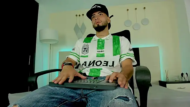 MattDevon online show from December 1, 2025, 12:48 am