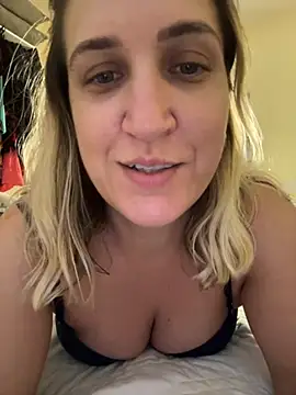 Snapshot of Bia_sexynovaes chatting on November 9, 2025, 9:24 pm Bia sexynovaes online show from November 9, 2025, 9:24 pm