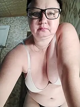 Holly-69 online show from November 8, 2025, 3:45 pm