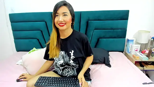 Snapshot of LisaWhite_ chatting on March 3, 2025, 10:20 pm LisaWhite online show from March 3, 2025, 10:20 pm