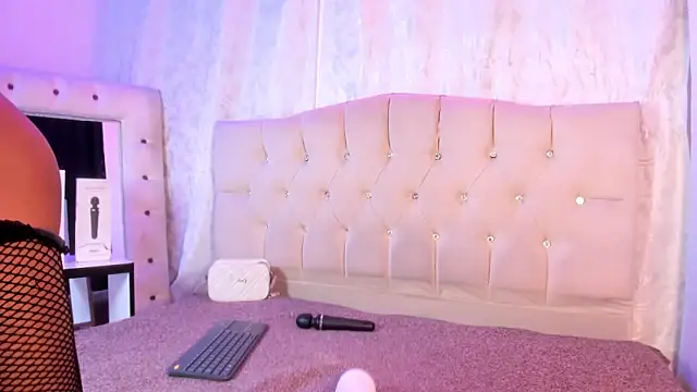 Strella ferrera online show from December 19, 2025, 9:11 pm