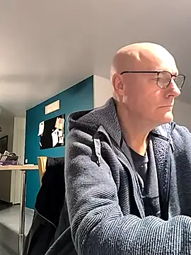 bogland33 online show from November 3, 2025, 7:37 pm