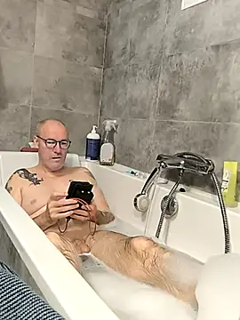 bogland33 online show from November 8, 2025, 6:40 pm