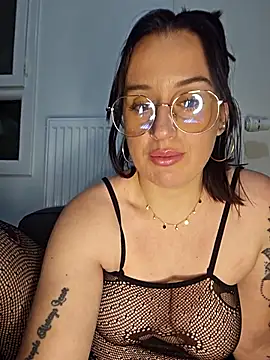 lindsay 33off online show from February 17, 2026, 9:21 pm