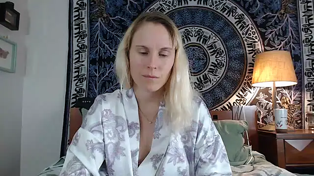 Snapshot of Cutikatxoxo chatting on January 25, 2025, 2:04 am Cutikatxoxo online show from January 25, 2025, 2:04 am