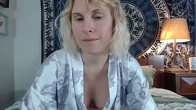 Snapshot of Cutikatxoxo chatting on February 11, 2025, 2:14 am Cutikatxoxo online show from February 11, 2025, 2:14 am