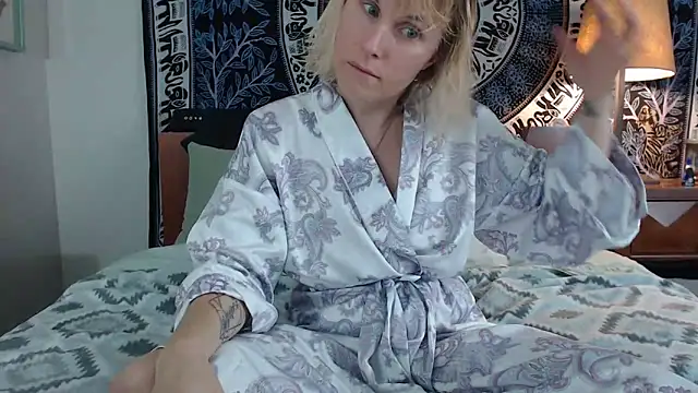 Snapshot of Cutikatxoxo chatting on February 12, 2025, 2:03 am Cutikatxoxo online show from February 12, 2025, 2:03 am
