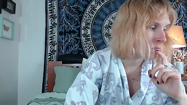 Snapshot of Cutikatxoxo chatting on February 22, 2025, 2:06 am Cutikatxoxo online show from February 22, 2025, 2:06 am
