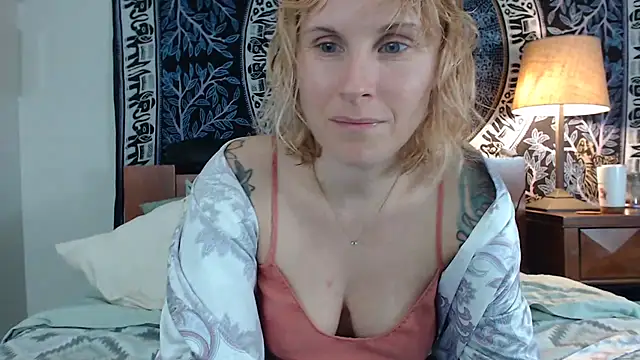 Snapshot of Cutikatxoxo chatting on February 26, 2025, 2:37 am Cutikatxoxo online show from February 26, 2025, 2:37 am