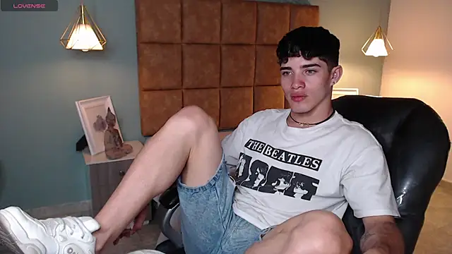 AlejooTwink online show from February 4, 2025, 1:13 am