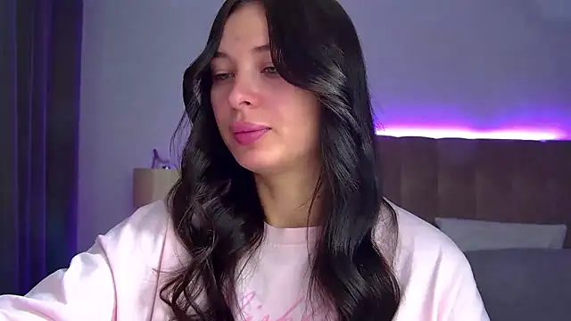 AlexandraBloom online show from November 17, 2025, 6:24 pm