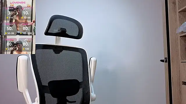 Snapshot of Cristopher23_ chatting on October 8, 2025, 1:25 am Cristopher23 online show from October 8, 2025, 1:25 am