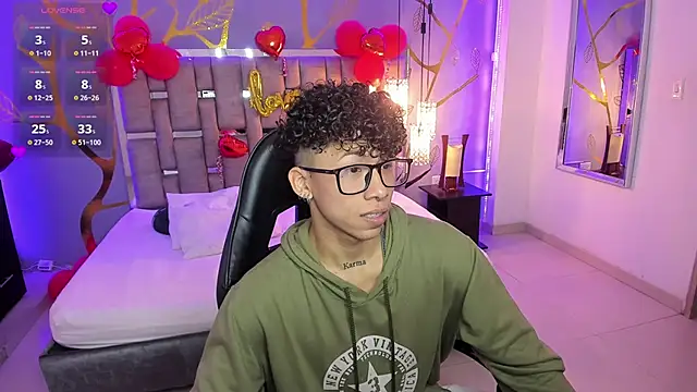 Snapshot of AkazaBoy_ chatting on February 7, 2025, 4:16 am AkazaBoy online show from February 7, 2025, 4:16 am