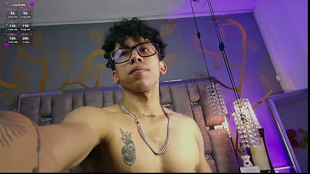 Snapshot of AkazaBoy_ chatting on February 21, 2025, 5:35 am AkazaBoy online show from February 21, 2025, 5:35 am