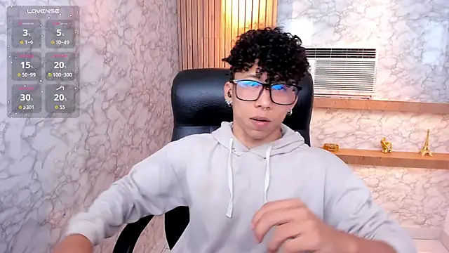 Snapshot of AkazaBoy_ chatting on September 12, 2025, 8:31 pm AkazaBoy online show from September 12, 2025, 8:31 pm