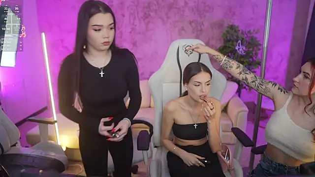 Snapshot of Magnetic_Mia_ chatting on February 13, 2025, 3:46 pm Magnetic Mia online show from February 13, 2025, 3:46 pm