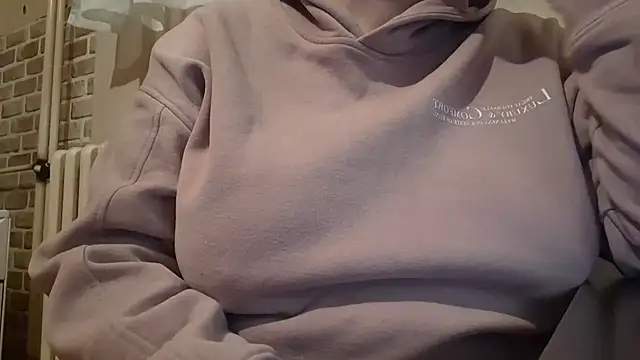 AalinnaK online show from February 22, 2025, 8:09 pm