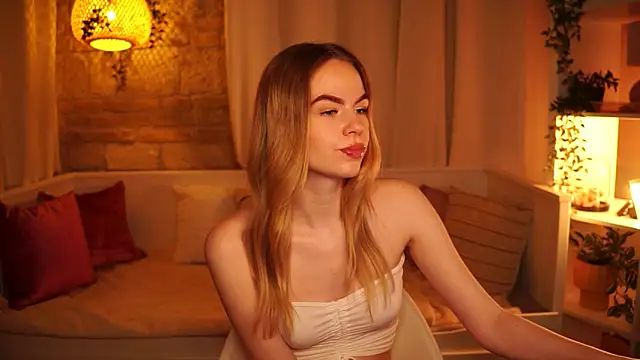 Snapshot of sn0w_barbie chatting on January 15, 2025, 2:35 pm sn0w barbie online show from January 15, 2025, 2:35 pm