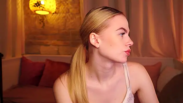 Snapshot of sn0w_barbie chatting on September 29, 2025, 8:41 am sn0w barbie online show from September 29, 2025, 8:41 am
