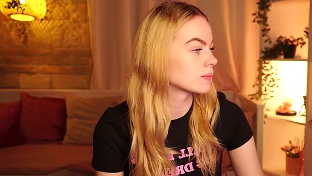 Snapshot of sn0w_barbie chatting on October 3, 2025, 8:44 am sn0w barbie online show from October 3, 2025, 8:44 am