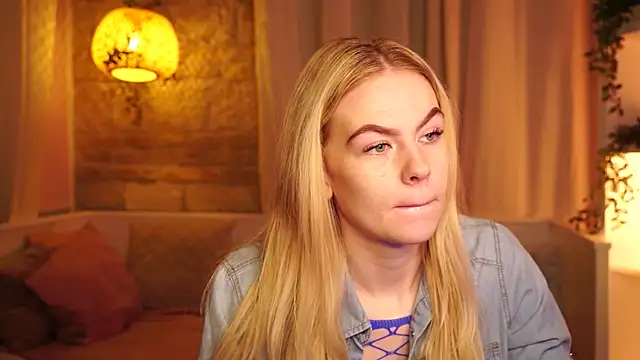 Snapshot of sn0w_barbie chatting on October 28, 2025, 9:35 am sn0w barbie online show from October 28, 2025, 9:35 am