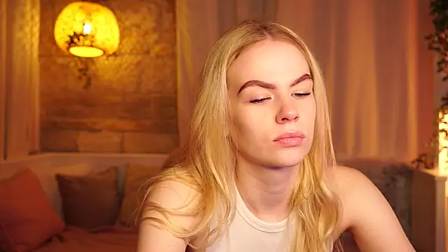 Snapshot of sn0w_barbie chatting on November 3, 2025, 9:43 am sn0w barbie online show from November 3, 2025, 9:43 am