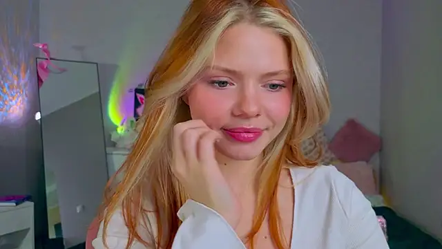 Red  Candy online show from November 17, 2025, 12:33 pm