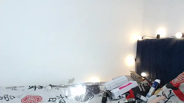 Snapshot of Bitsy_Messy chatting on December 18, 2024, 6:32 am Bitsy Messy online show from December 18, 2024, 6:32 am