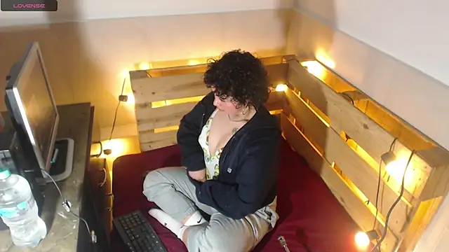 Bitsy Messy online show from December 18, 2025, 3:56 am