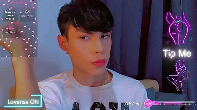 Snapshot of femboykeene chatting on January 15, 2025, 5:40 am femboykeene online show from January 15, 2025, 5:40 am