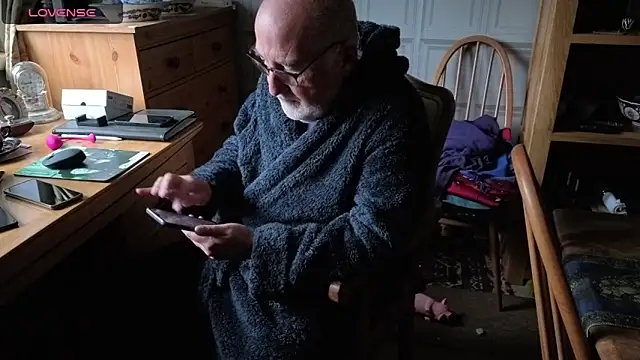 Adamdaddybear online show from October 3, 2025, 7:49 am