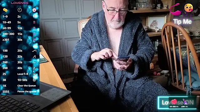 Adamdaddybear online show from October 15, 2025, 7:41 am