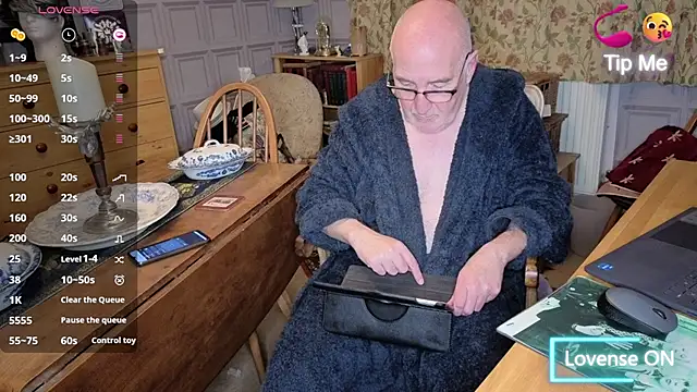 Adamdaddybear online show from November 1, 2025, 9:06 pm