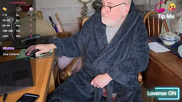 Adamdaddybear online show from December 3, 2025, 8:12 am