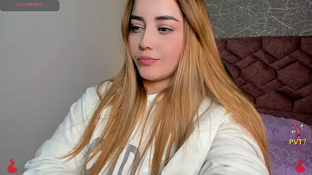 Snapshot of Lucia_star__ chatting on January 28, 2025, 10:56 pm Lucia star online show from January 28, 2025, 10:56 pm