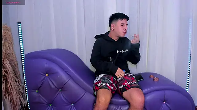 Yourslust  online show from November 14, 2025, 1:43 pm