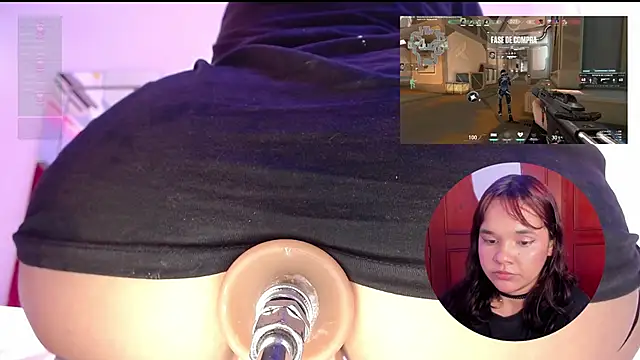 Snapshot of PetiteSalome chatting on December 11, 2024, 11:43 pm PetiteSalome online show from December 11, 2024, 11:43 pm
