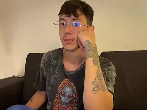 Snapshot of TheLeinad_Live chatting on October 17, 2025, 4:04 am TheLeinad Live online show from October 17, 2025, 4:04 am