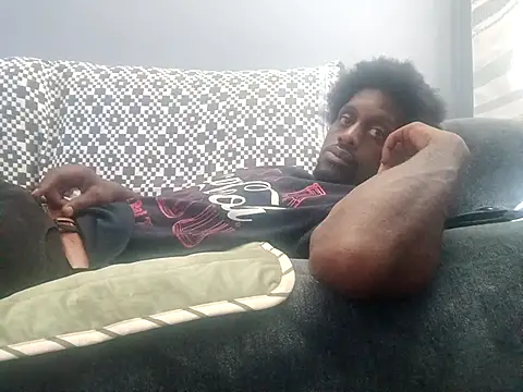 Snapshot of DevinToore chatting on November 6, 2025, 7:37 pm DevinToore online show from November 6, 2025, 7:37 pm