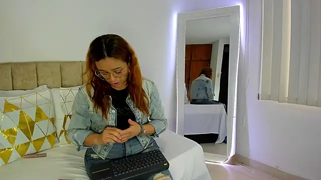 cristalwalker   online show from November 4, 2025, 12:26 pm