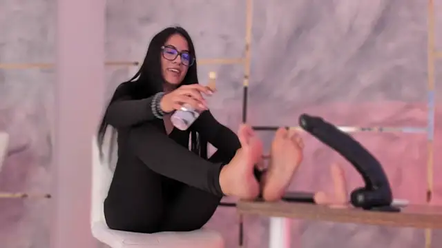 Ellaochoa online show from December 22, 2025, 11:29 am