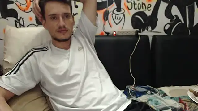 roystonee01 online show from February 10, 2026, 2:37 am