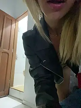 Snapshot of Carolinen chatting on January 22, 2025, 10:59 pm Carolinen online show from January 22, 2025, 10:59 pm