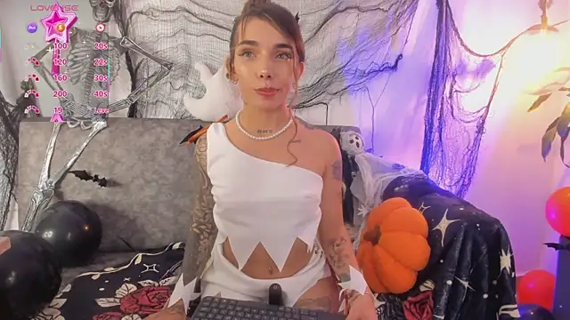 Mollymoon1 online show from October 31, 2025, 9:16 pm