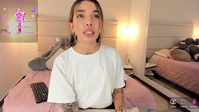 Mollymoon1 online show from November 14, 2025, 8:51 pm